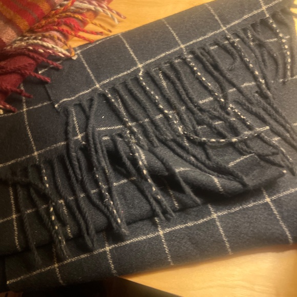 Two scarves - Picture 2 of 3